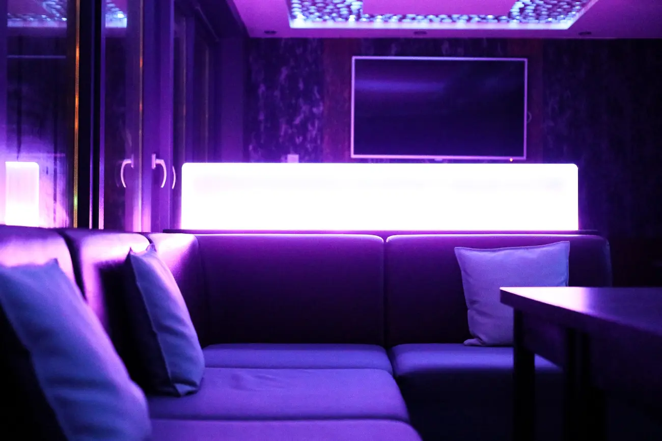 Gemütliche Lounge-Ecke mit Sofa und Stimmungslicht