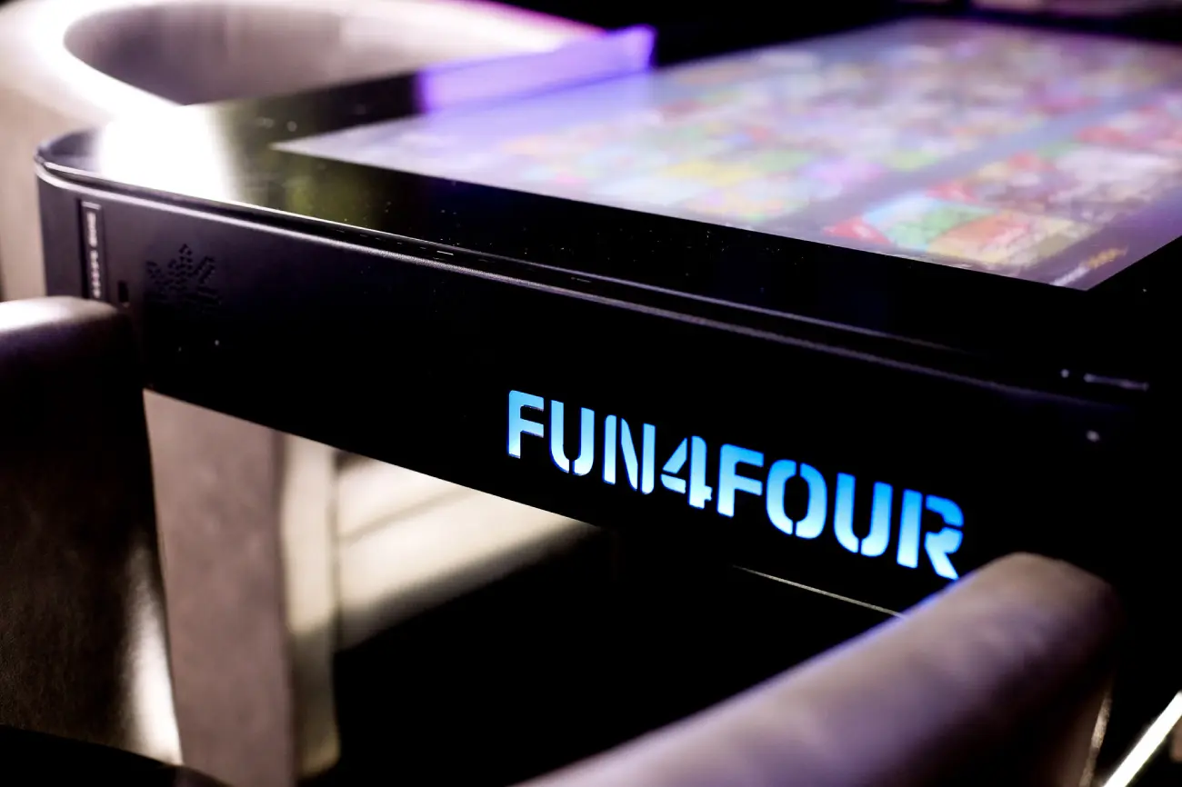 Fun4Four Multiplayer-Spieletisch