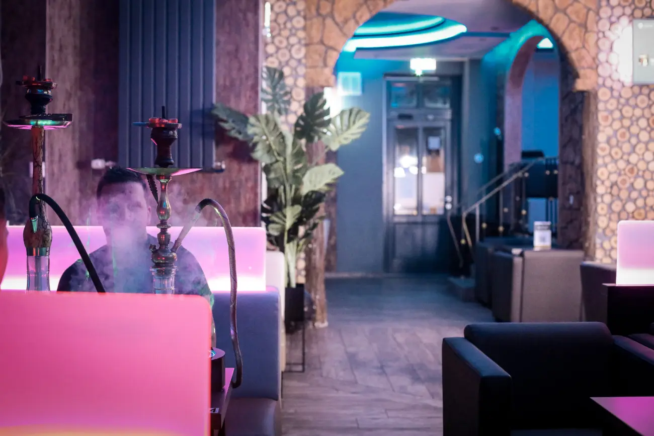 Innenraum der TimeOut Shisha Lounge in Leer